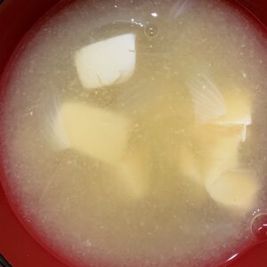 豆腐と玉ねぎ、鰹節の味噌汁